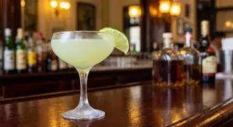 Daiquirí cubano clásico en copa de cóctel con rodaja de lima en El Floridita de La Habana