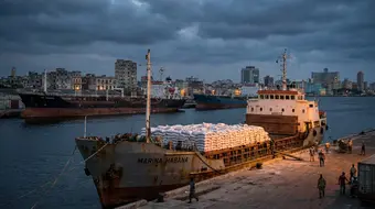 Barco de carga con sacos de arroz en un puerto cubano durante la crisis energética