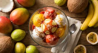 Helado tropical cubano con frutas caribeñas servido en copa de cristal