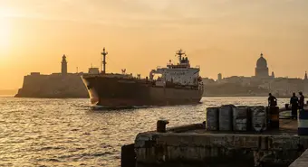 Tanque de combustible cerca de la costa cubana con el skyline de La Habana al fondo