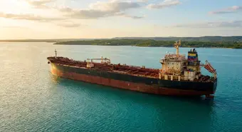 Buque tanquero venezolano navegando hacia Cuba en el Caribe