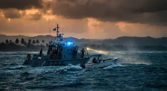 Autoridades cubanas interceptando lancha rápida en la costa