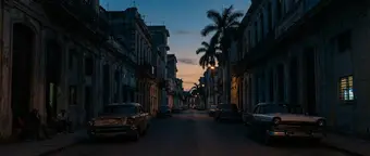 Calle cubana en penumbras durante un apagón al atardecer