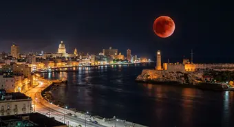 Eclipse lunar total iluminando el cielo sobre el Morro de La Habana, Cuba