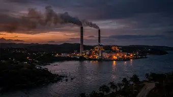 Central termoeléctrica Antonio Guiteras en Matanzas, Cuba, durante el atardecer