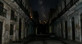 Calle oscura en La Habana durante un apagón masivo bajo un cielo estrellado