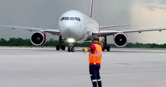 Deportation flight arriving at José Martí airport in Havana with Cuban migrants