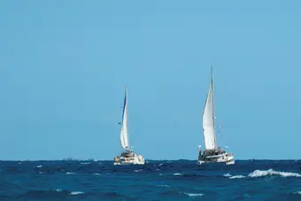 Veleros de ayuda humanitaria en el mar Caribe durante una misión de búsqueda y rescate