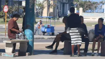 Bus stop in Havana during a blackout in April 2026