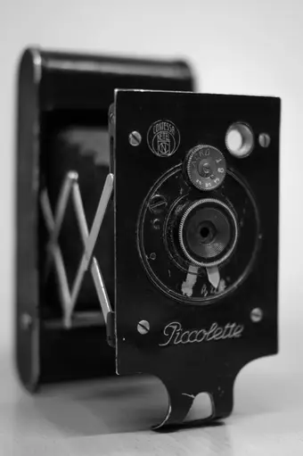 Vintage black and white camera evoking the era of classic Cuban photography. Photo: Pexels