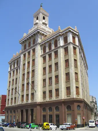 Edificio Bacardí en La Habana Vieja, ejemplo icónico de arquitectura Art Déco en Cuba. Foto: Wikimedia Commons.
