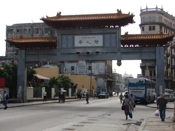 The Friendship Arch at the entrance of Havana's Chinatown. Photo: DeIznaga/Wikimedia Commons (CC BY-SA)