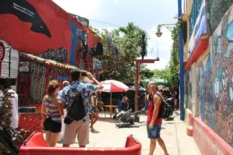 Colorful murals at Callejón de Hamel in Centro Habana. Photo: Yoeztudioz/Wikimedia Commons (CC BY-SA 4.0)