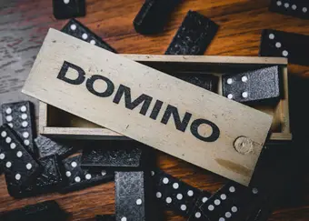 Domino tiles on a wooden table with vintage box. Photo: Pexels