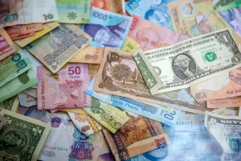 Billetes de Euro y Pesos Cubanos sobre una mesa