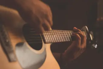 Close-up of a classical guitar, the instrument emblematic of Leo Brouwer. Photo: Unsplash