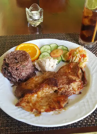 Moros y cristianos served with pork at a restaurant in Cienfuegos, Cuba. Photo: Xaymacan/Wikimedia Commons, CC BY-SA 4.0