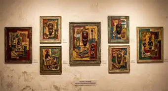Arte outsider afrocubano en exposición - obras de técnica mixta que reflejan la identidad y espiritualidad cubana. Ilustración generada con IA.