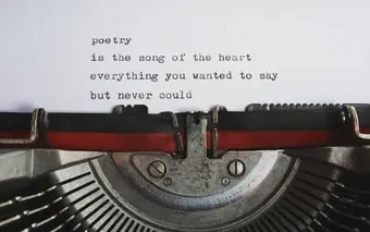 Máquina de escribir vintage con papel de poesía. Foto: Pexels