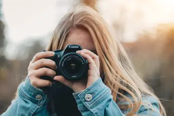Cámara fotográfica vintage representando el legado de Roberto Salas. Foto: Unsplash