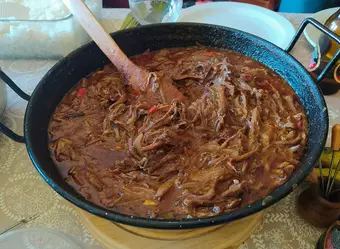 Ropa vieja cubana servida con arroz, frijoles y malangas fritas. Foto: El Mono Español/Wikimedia Commons (CC BY-SA 4.0)