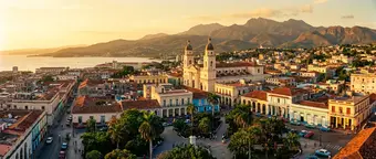 Panoramic view of Santiago de Cuba with the Sierra Maestra mountains in the background. AI-generated illustration.