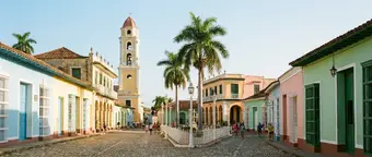 View of a Cuban colonial plaza with 16th-century architecture and cobblestone streets. AI-generated illustration.