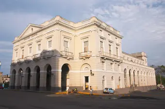 Neoclassical facade of Teatro Sauto in Matanzas, Cuba. Photo: Panther/Wikimedia Commons (CC BY-SA)