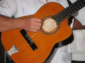 Tres cubano, instrumento tradicional de seis cuerdas. Foto: dblackadder/Wikimedia Commons CC BY-SA 2.0